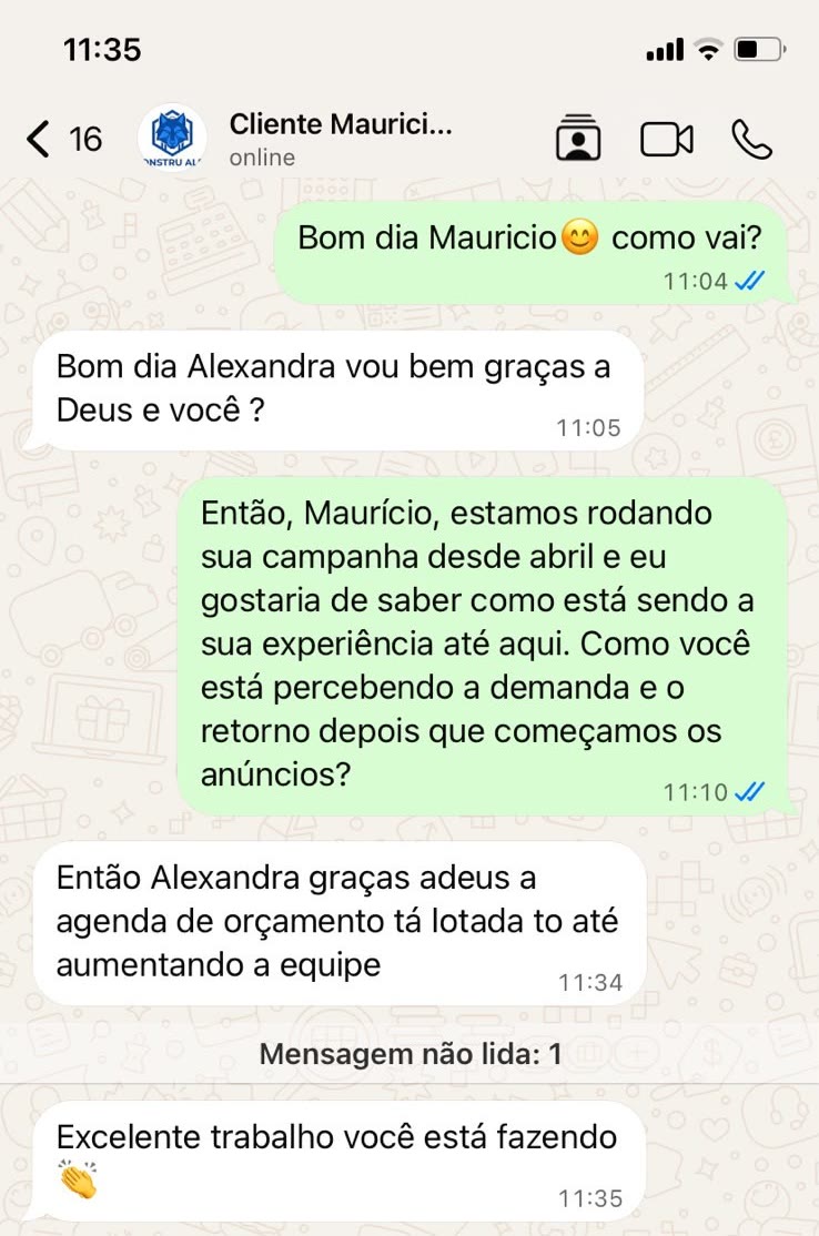 Conversa no WhatsApp com o cliente Maurício, que responde que a agenda de orçamento está lotada e que está aumentando a equipe.